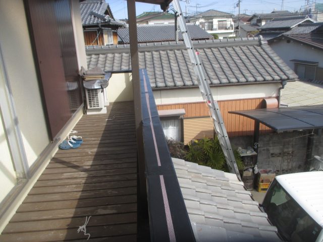 加古川市で笠木に防水紙と防水テープを設置